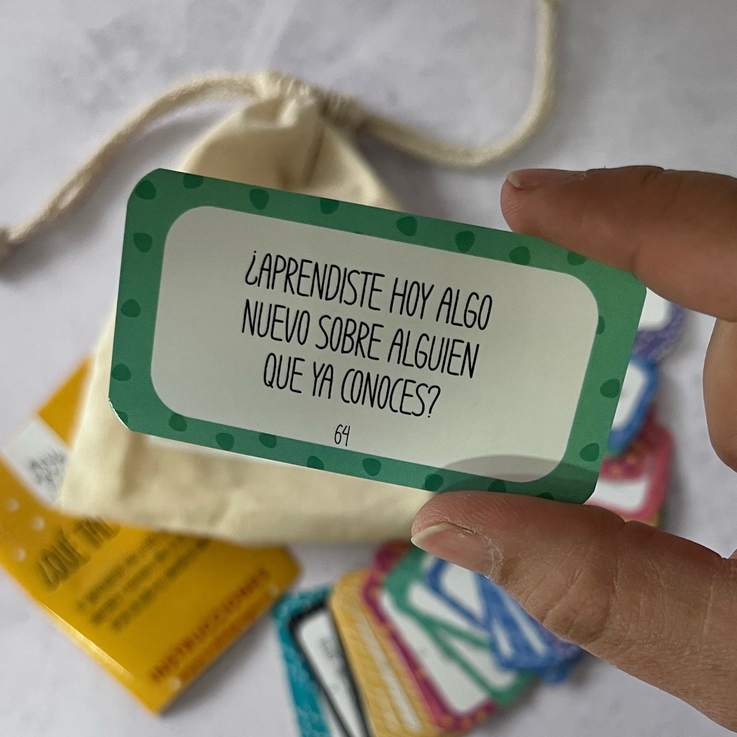 ¿Qué tal tu día? – Set de 96 tarjetas con preguntas del día a día – para abrir conversaciones